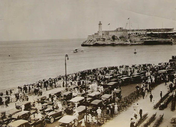 Crowds in Havana watching Aeromarine operations, 1921